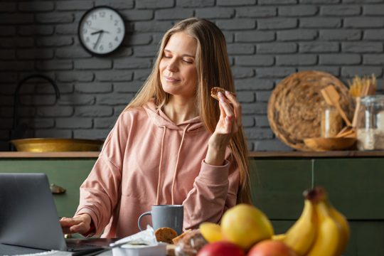 Medium shot woman with laptop